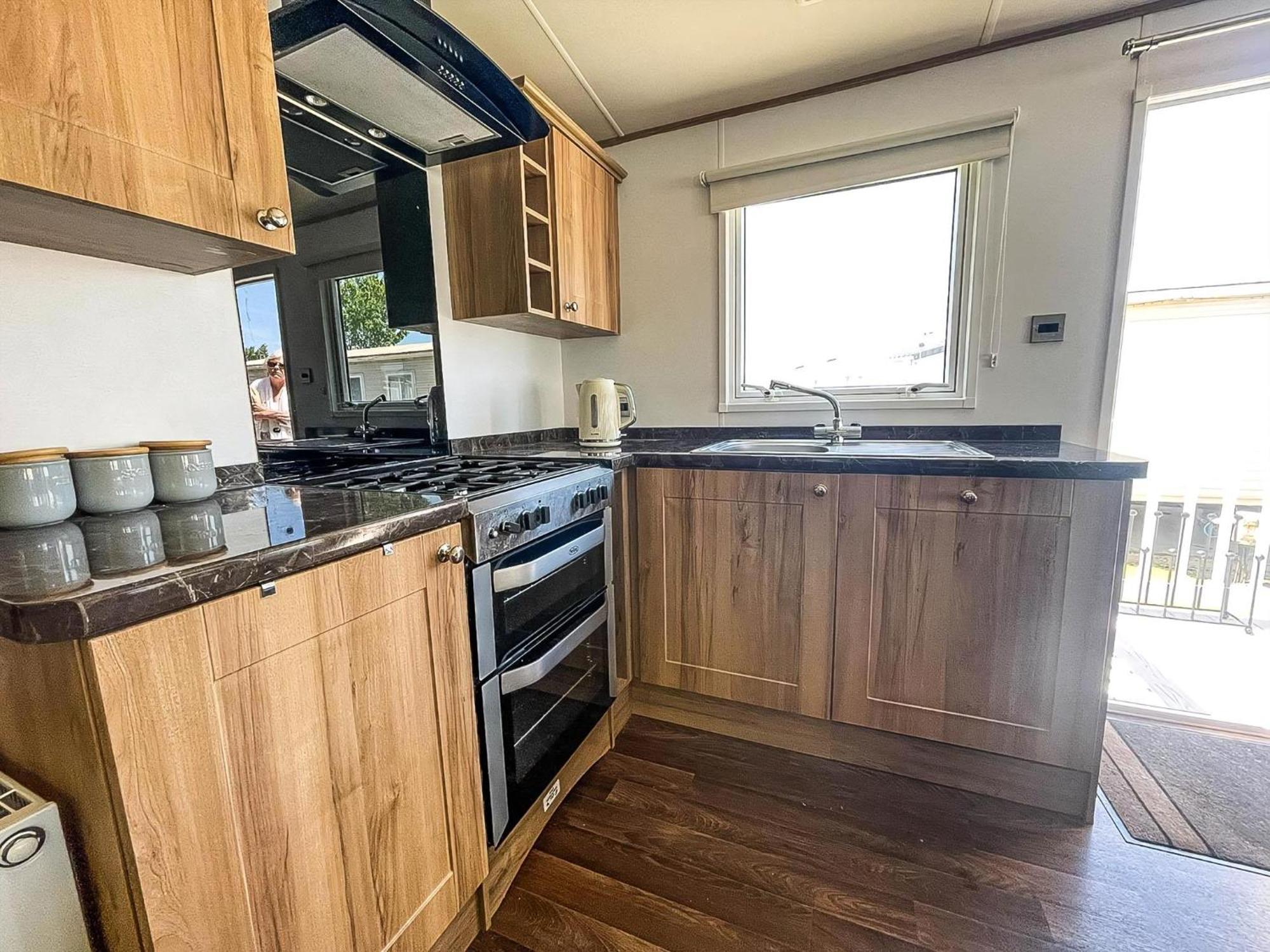 Beautiful Caravan With Decking At Carlton Meres Holiday Park, Suffolk Ref 60022M サックスマンダム エクステリア 写真