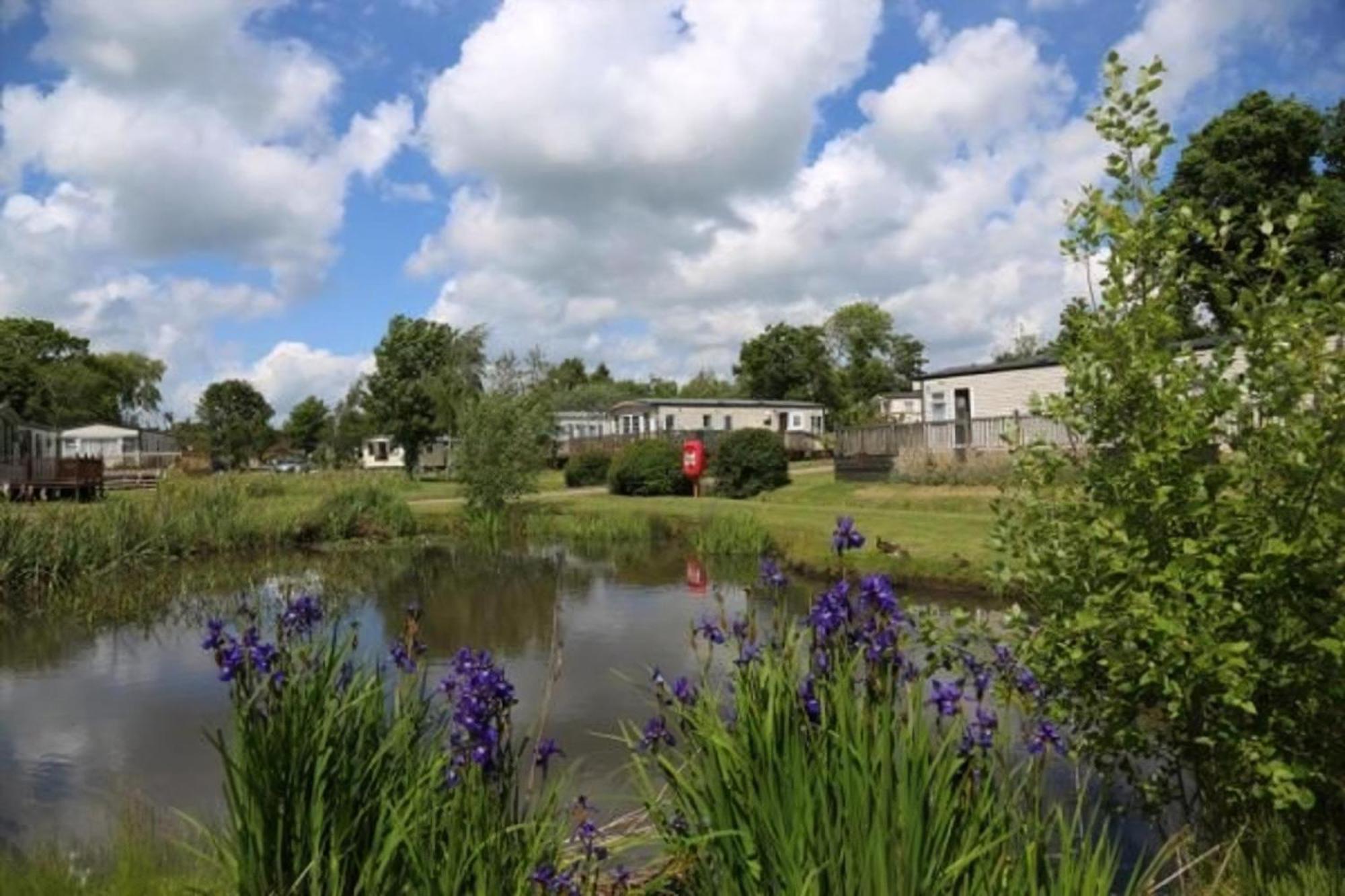 Beautiful Caravan With Decking At Carlton Meres Holiday Park, Suffolk Ref 60022M サックスマンダム エクステリア 写真