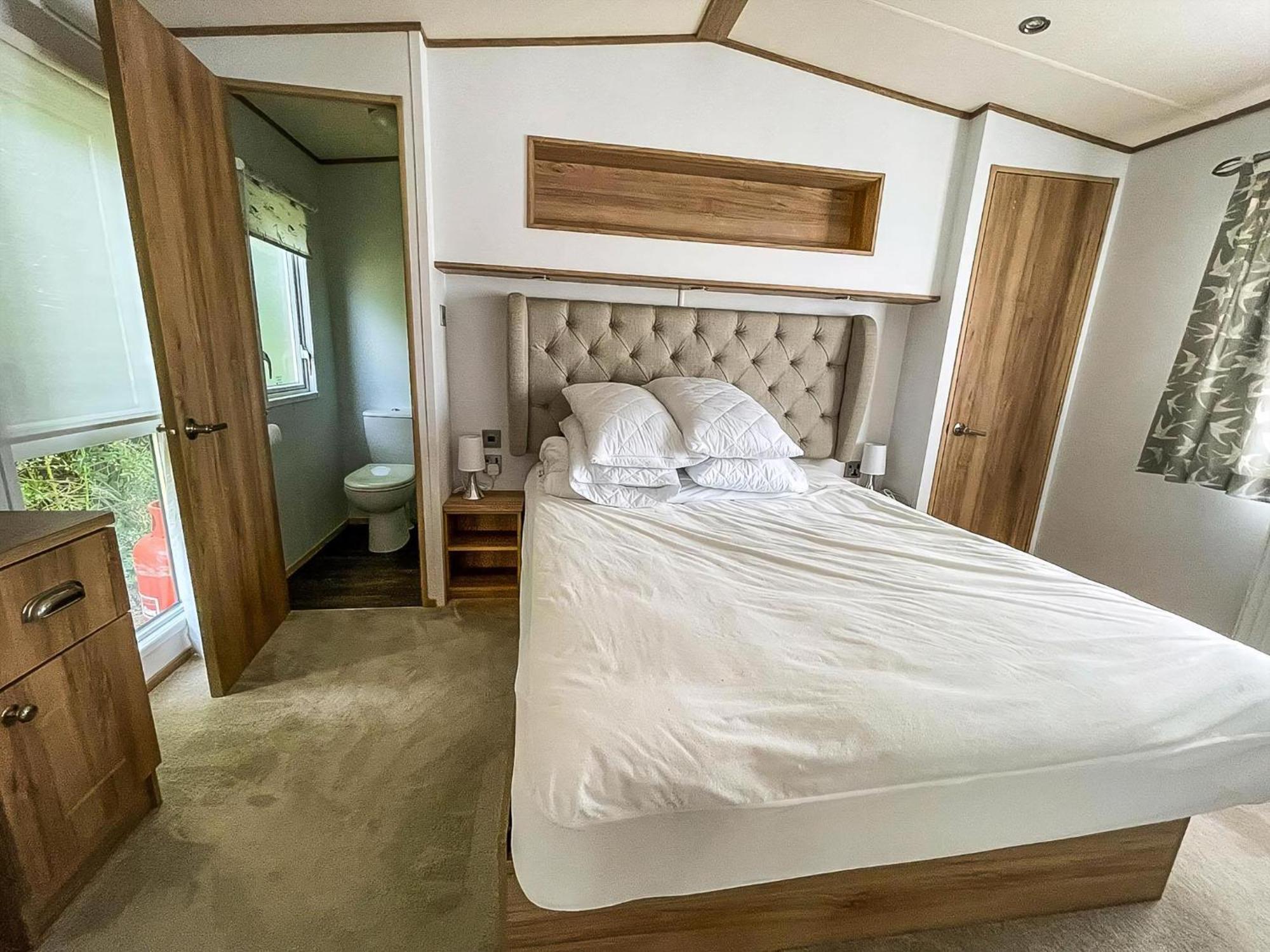 Beautiful Caravan With Decking At Carlton Meres Holiday Park, Suffolk Ref 60022M サックスマンダム エクステリア 写真