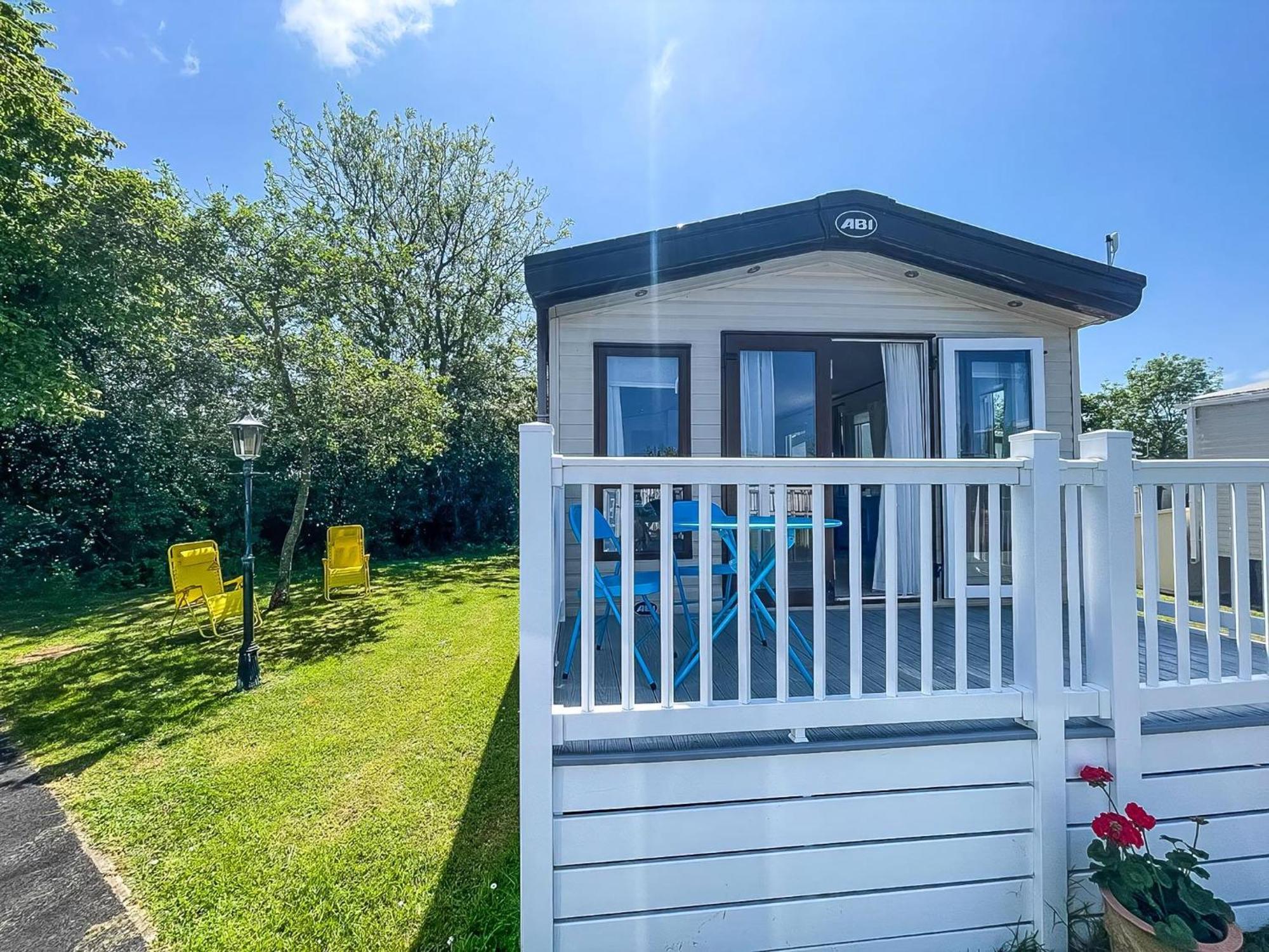 Beautiful Caravan With Decking At Carlton Meres Holiday Park, Suffolk Ref 60022M サックスマンダム エクステリア 写真