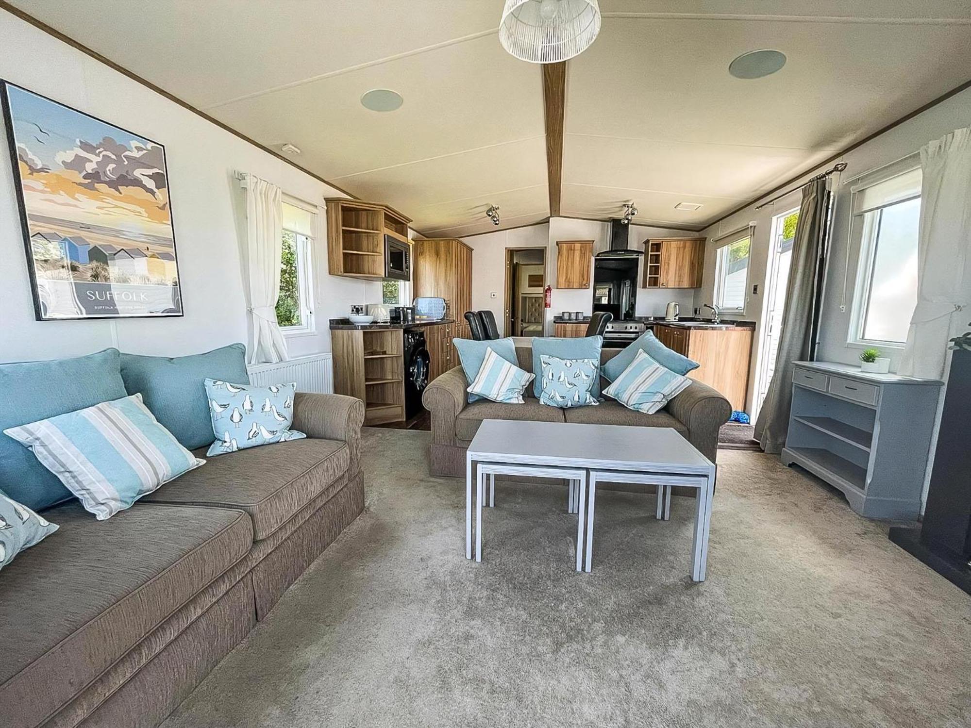 Beautiful Caravan With Decking At Carlton Meres Holiday Park, Suffolk Ref 60022M サックスマンダム エクステリア 写真