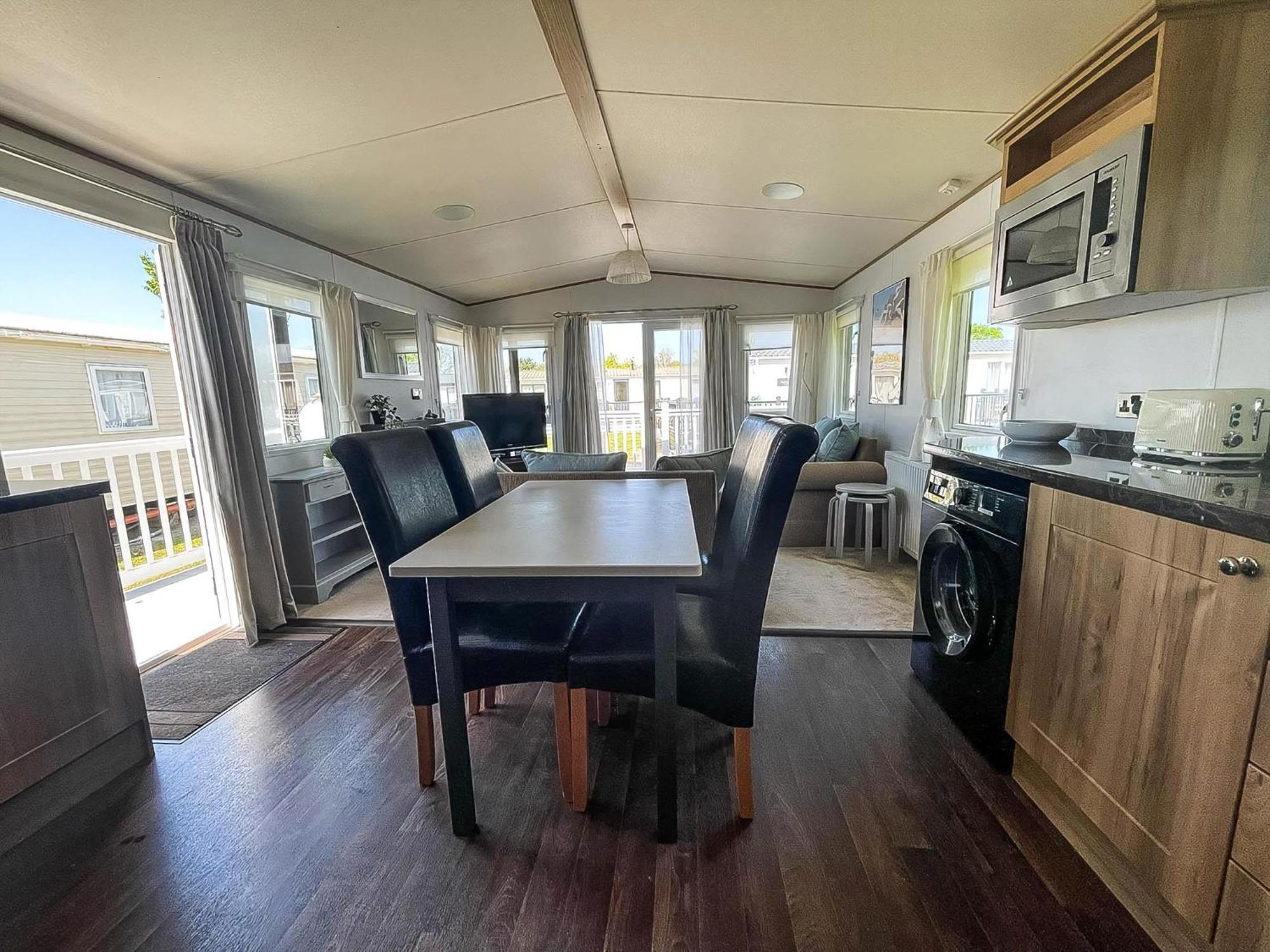 Beautiful Caravan With Decking At Carlton Meres Holiday Park, Suffolk Ref 60022M サックスマンダム エクステリア 写真