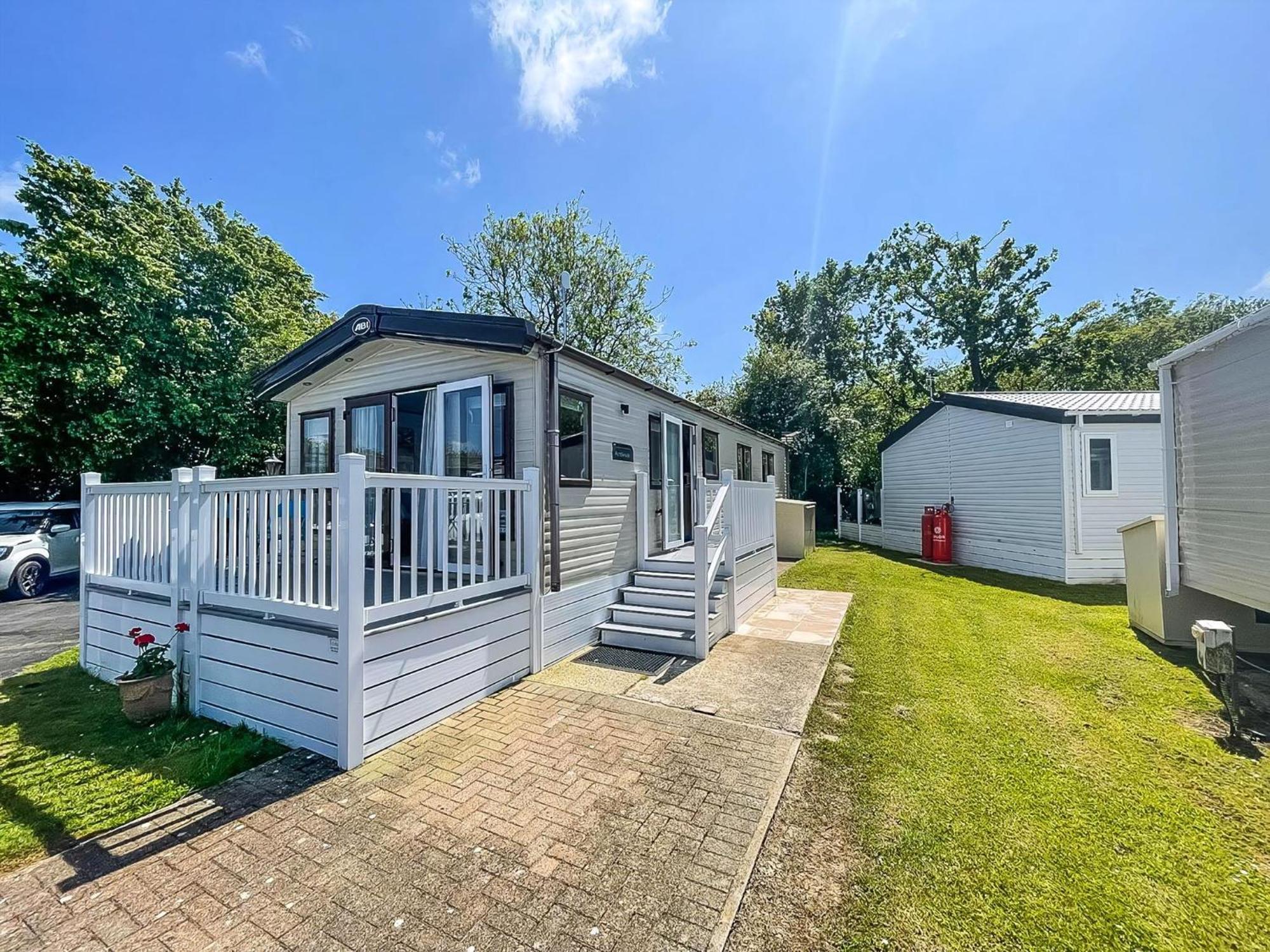 Beautiful Caravan With Decking At Carlton Meres Holiday Park, Suffolk Ref 60022M サックスマンダム エクステリア 写真