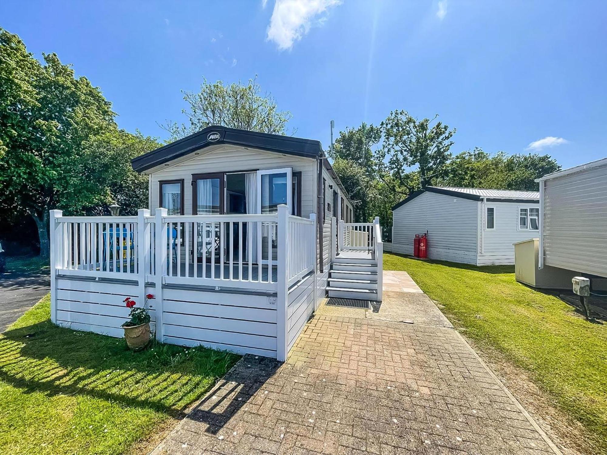 Beautiful Caravan With Decking At Carlton Meres Holiday Park, Suffolk Ref 60022M サックスマンダム エクステリア 写真
